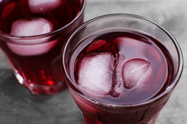 Gläser mit rotem Sodawasser — Stockfoto