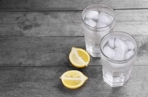 Glas vatten och skivad citron — Stockfoto