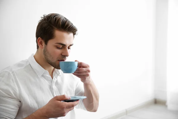 Yakışıklı adam kahve içiyor. — Stok fotoğraf