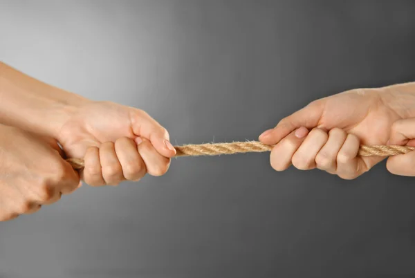 People hands pulling the rope — Stock Photo, Image