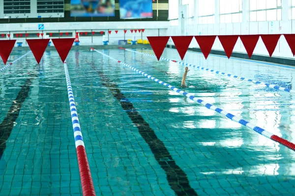 Schwimmbad im Sportzentrum, drinnen — Stockfoto