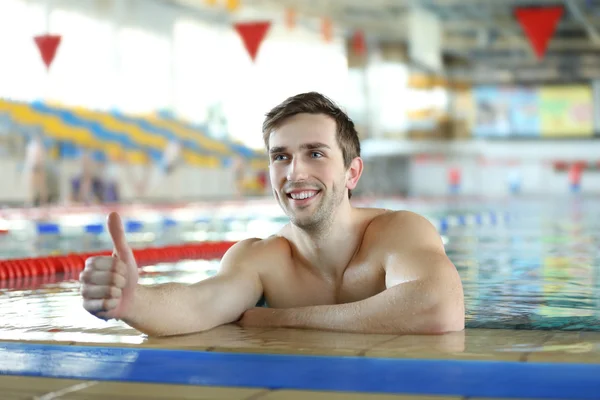 Красивый спортсмен в бассейне — стоковое фото