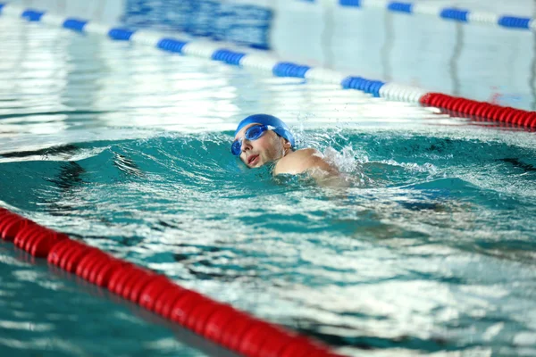 Sporty young man swimming — Stock Photo, Image