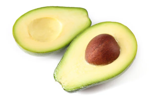 Helften van verse avocado op wit — Stockfoto