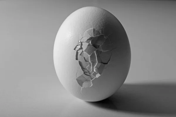 Cracked egg close up — Stock Photo, Image