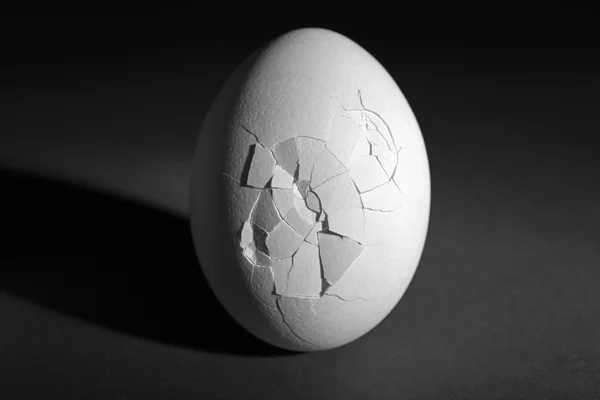 Huevo agrietado cerca —  Fotos de Stock