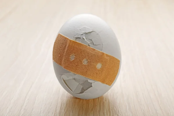 Huevo agrietado sobre fondo —  Fotos de Stock