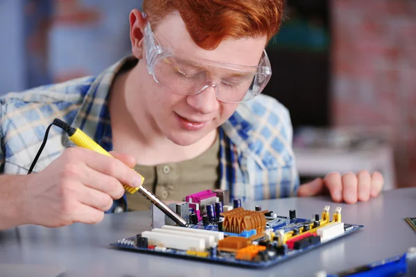 Mann arbeitet in Reparaturzentrum — Stockfoto