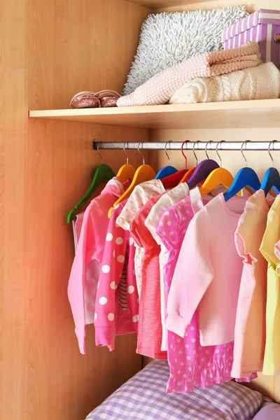 Girl's kleding op kleerhangers — Stockfoto