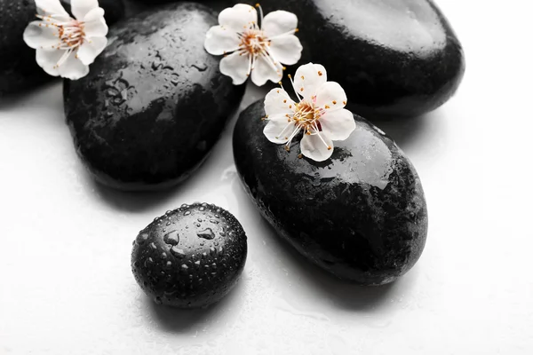 Купка спа-гарячих каменів і квітів — стокове фото
