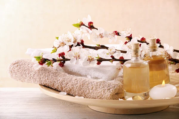 Çiçek açan dalları ile Spa kompozisyon 