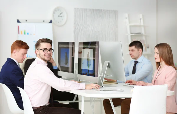 Jonge Ingenieurs Die Werkzaam Zijn Het Kantoor — Stockfoto