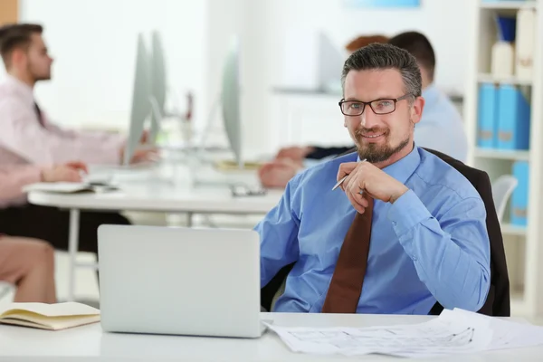 Ingeniero Jefe Trabajando Oficina — Foto de Stock