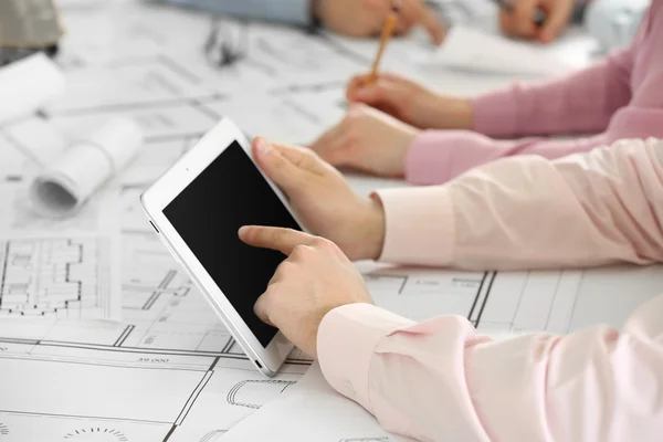 Young engineers working — Stock Photo, Image