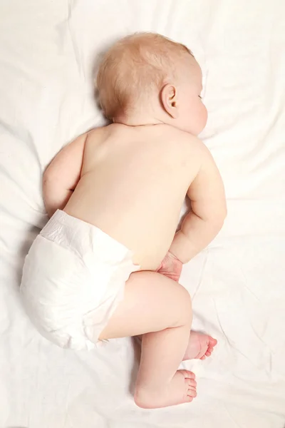 Vreedzame baby slapen in een bed — Stockfoto