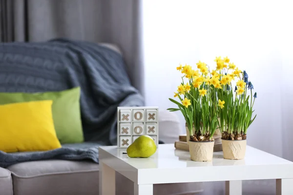 Flores de narciso florescentes e frutos de pêra — Fotografia de Stock