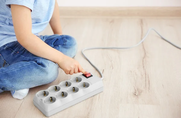 Bambino che gioca con la barra di alimentazione elettrica — Foto Stock