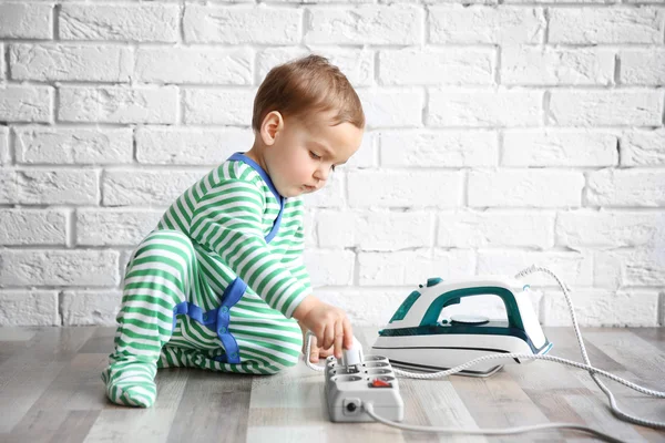 Pequeño Niño Jugando Con Plancha Barra Energía Eléctrica Casa — Foto de Stock