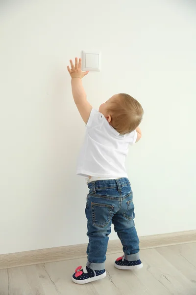 Kleine Kind Spelen Met Schakelaar — Stockfoto