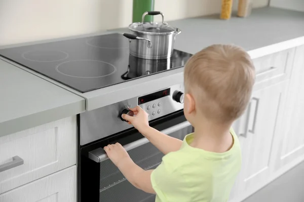 Niño Jugando Con Estufa Eléctrica Cocina — Foto de Stock