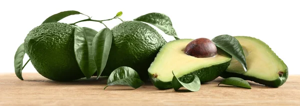 Verse avocado's op tafel — Stockfoto