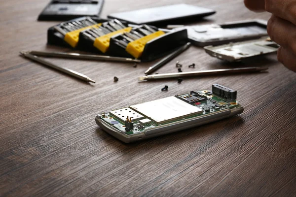 Mobiltelefon reparation, närbild — Stockfoto