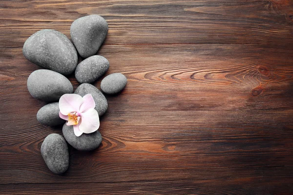 Spa stenen en orchideebloemen — Stockfoto
