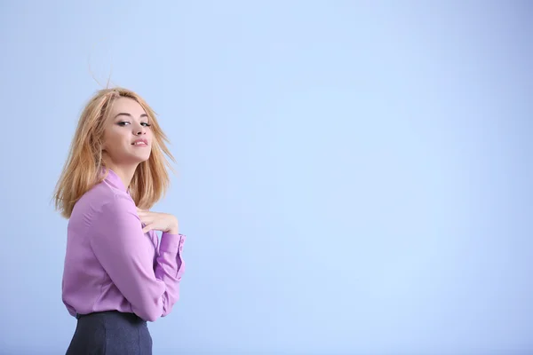 Vacker blond ung kvinna — Stockfoto