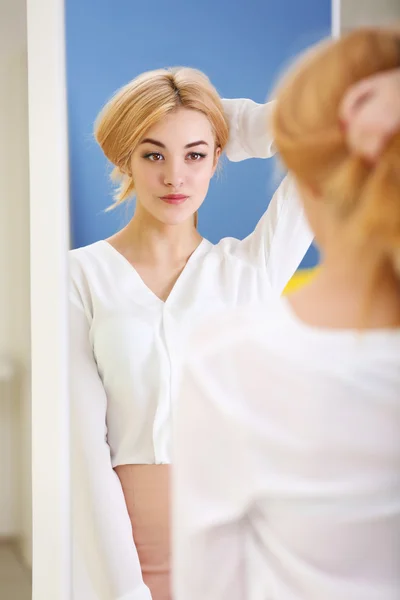 Bella bionda giovane donna — Foto Stock