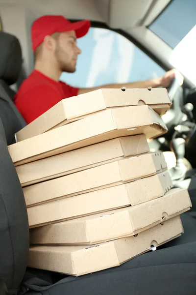 Uomo seduto in macchina con pizza — Foto Stock