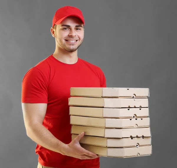 Jovem homem bonito com pizza — Fotografia de Stock