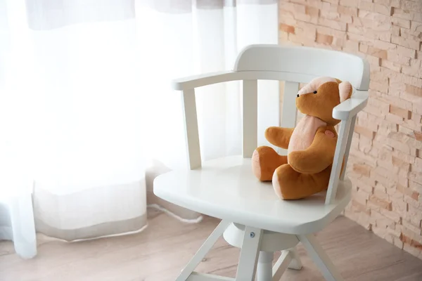 Детская игрушка на стуле в помещении — стоковое фото