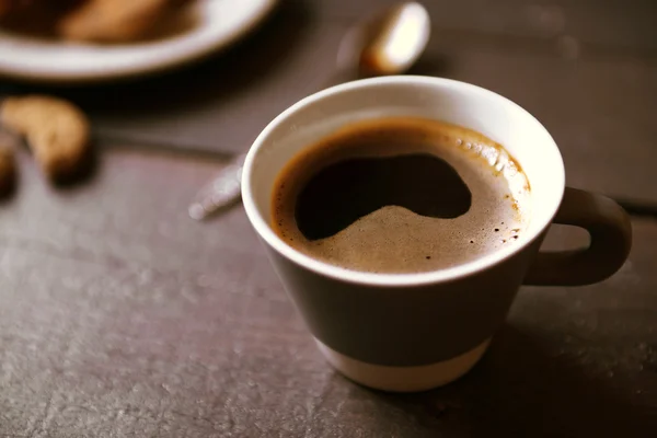 Xícara de café na mesa de madeira — Fotografia de Stock