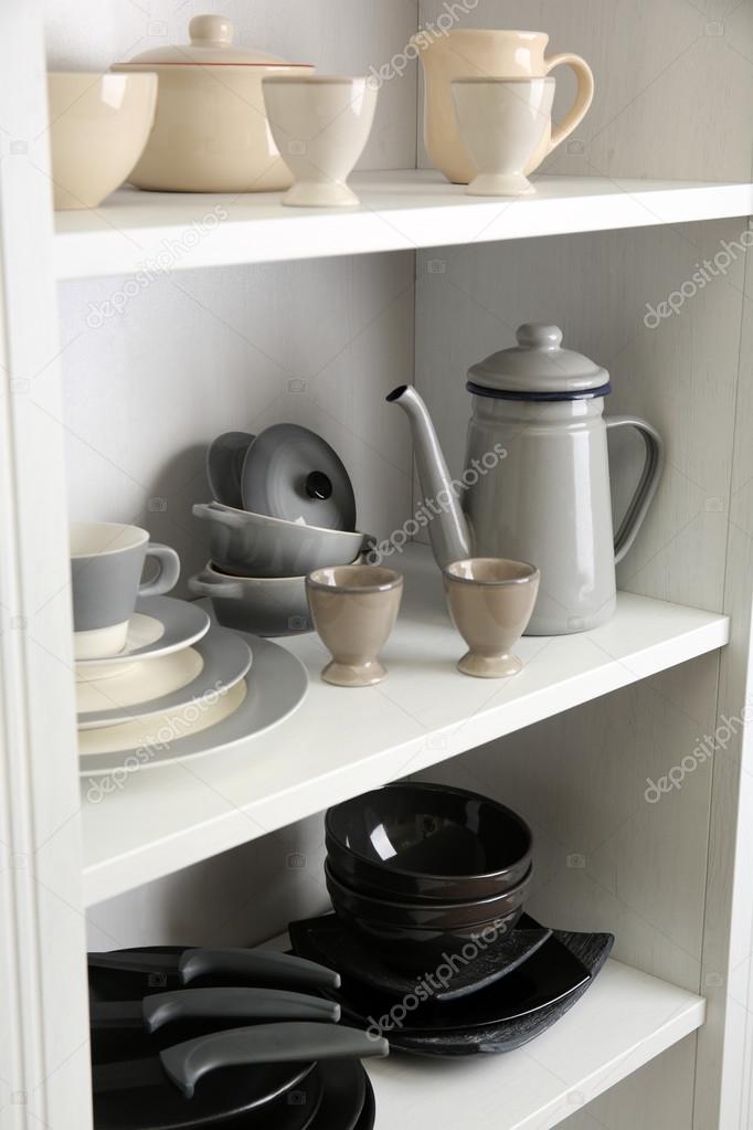 Super Servies op de planken in de keuken — Stockfoto © belchonock #110560108 OQ-58