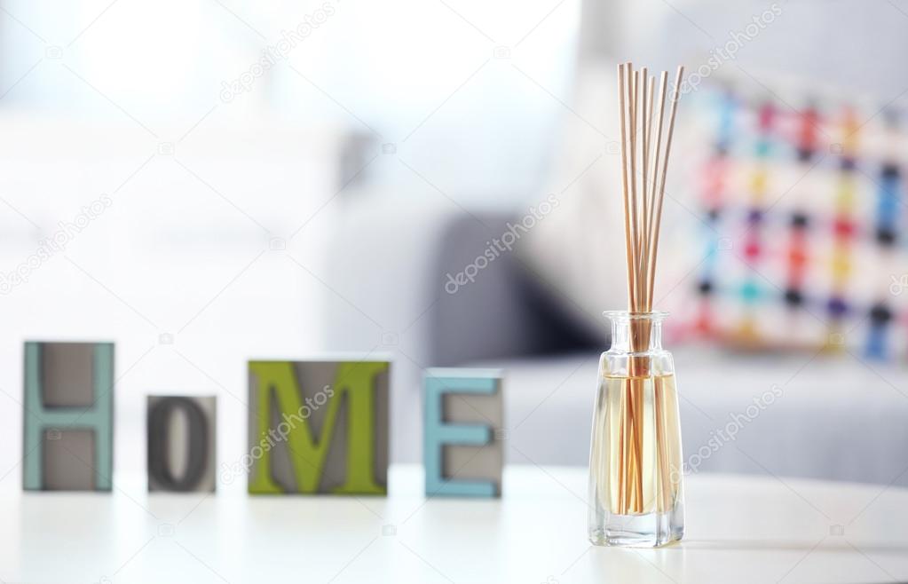 Handgemaakte reed luchtverfrisser met thuis word — Stockfoto ... Handgemaakte reed luchtverfrisser met thuis word — Stockfoto ...