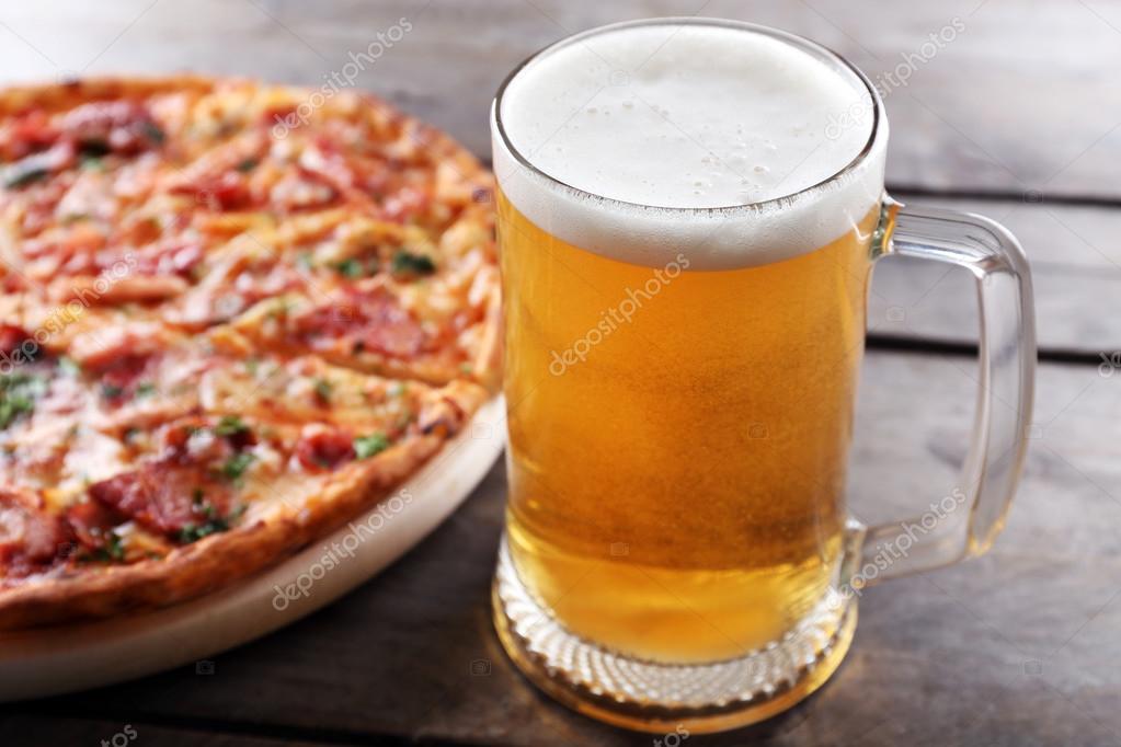 Gustosa pizza e bicchiere di birra — Foto Stock ...