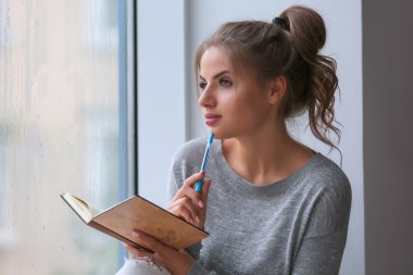 oturup güzel bir genç kadın