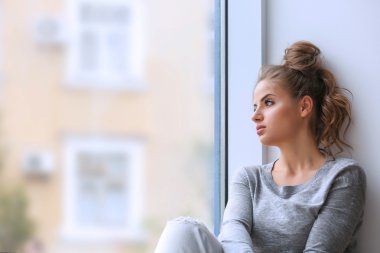 oturup güzel bir genç kadın