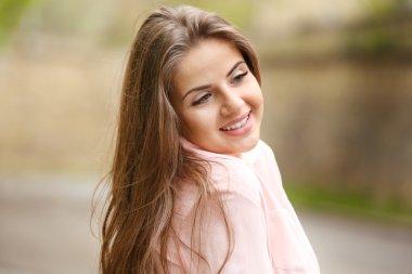 Çekici Genç Kadın  