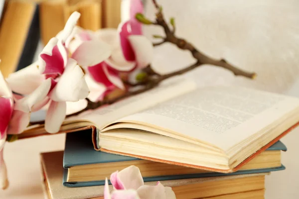 Livres anciens avec de belles fleurs — Photo