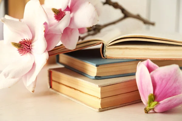 Livres anciens avec de belles fleurs — Photo