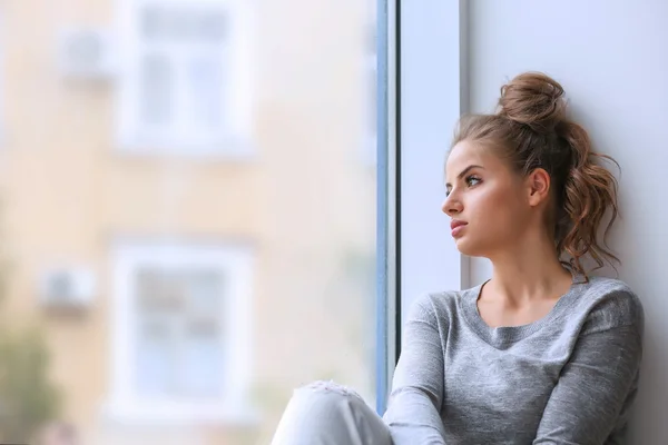 Mooie jonge vrouw zitten — Stockfoto