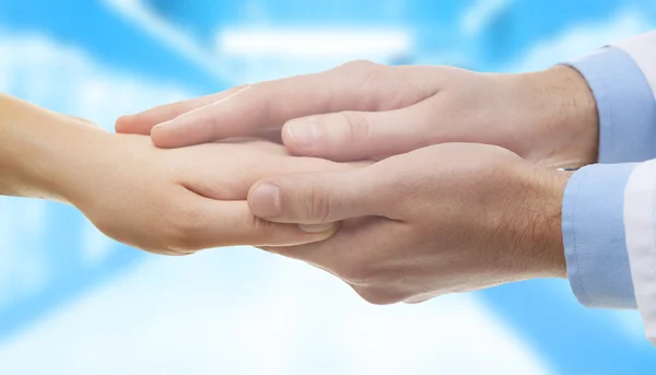 Médico varón sosteniendo la mano paciente —  Fotos de Stock