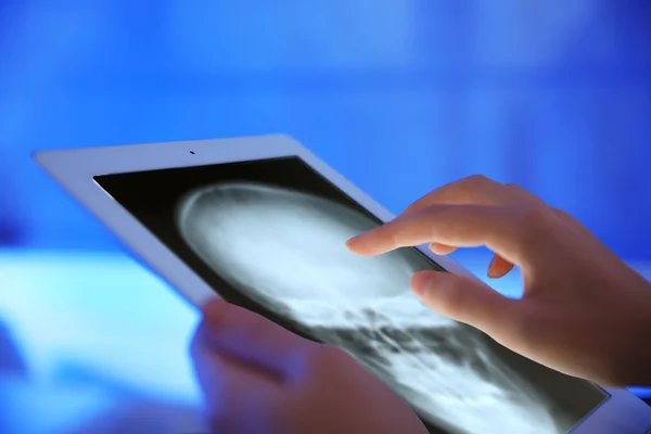 Médecin travaillant avec tablet-pc — Photo