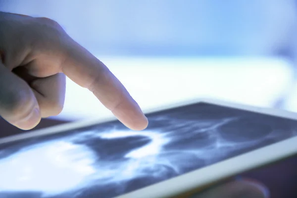 Médecin travaillant avec tablet-pc — Photo