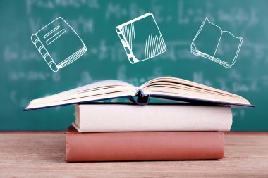 Yazı tahtası üzerinde ahşap masa kitap 