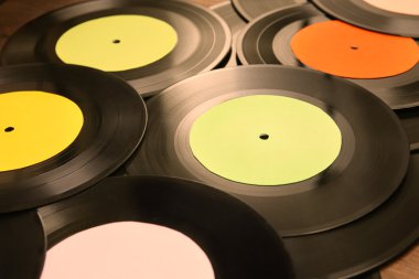 Vinil kayıtlar çok renkli etiketleri