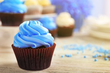 Kekler ahşap masada.