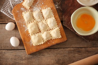 Pişmemiş mantı kesme tahtası üzerinde