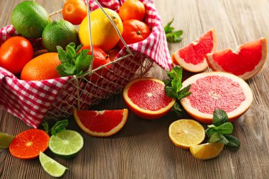 Tropikal meyve sulu kompozisyon 